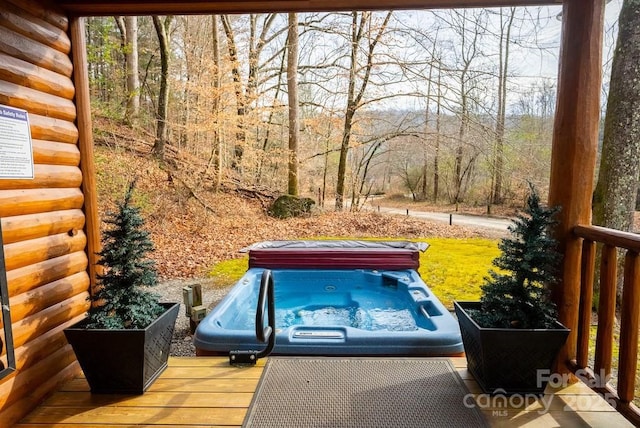 view of yard featuring an outdoor hot tub