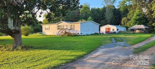 manufactured / mobile home with a front lawn