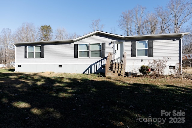 manufactured / mobile home featuring a front lawn