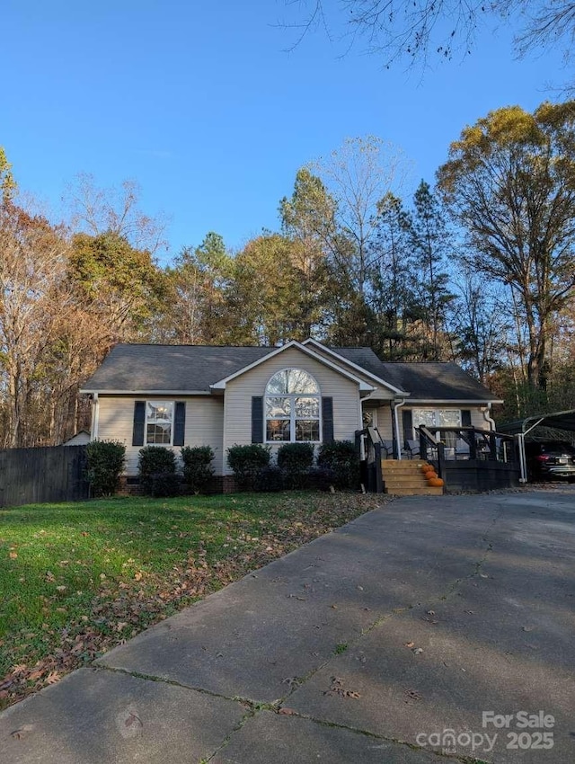 ranch-style house featuring a front yard