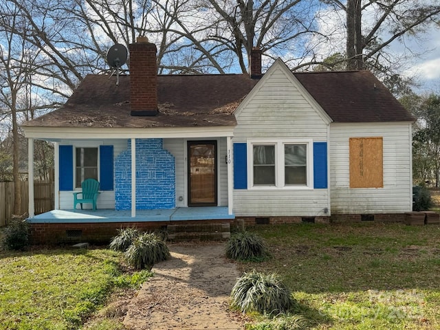 view of front facade with a front yard and a porch