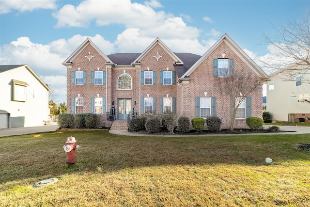 view of front of property featuring a front yard