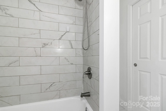 bathroom featuring tiled shower / bath combo