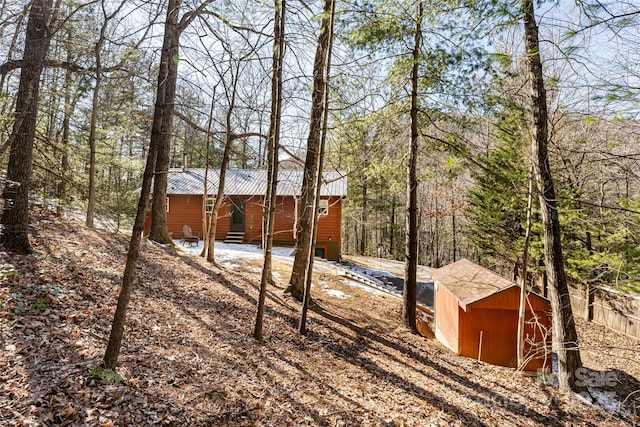 view of yard featuring a shed