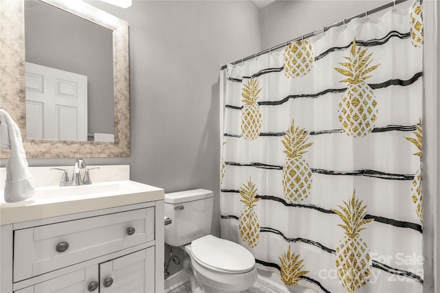 bathroom featuring a shower with curtain, vanity, and toilet