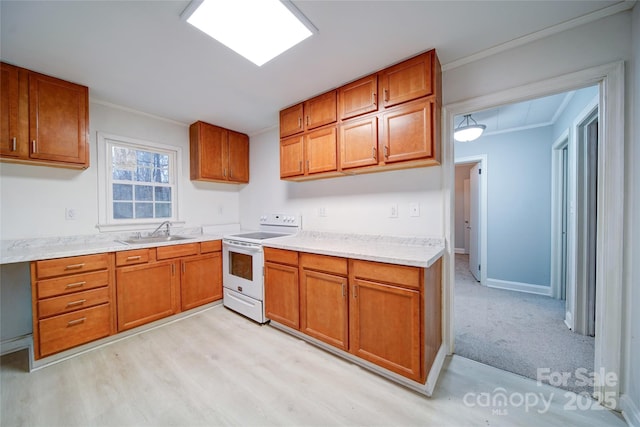 kitchen featuring electric stove, sink, light hardwood / wood-style floors, and ornamental molding