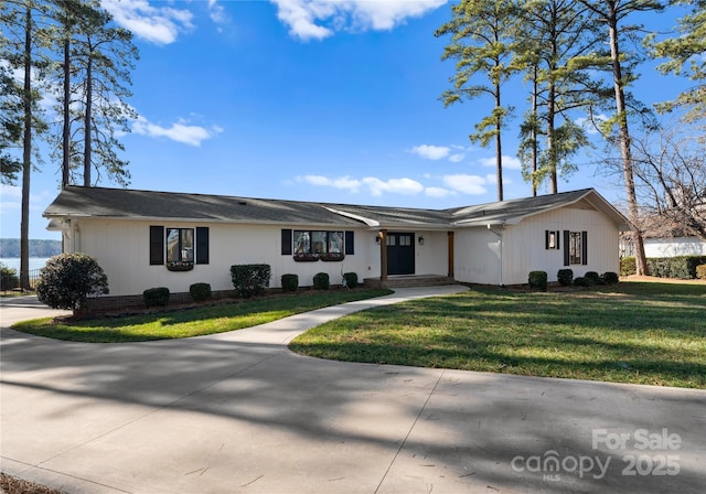 single story home featuring a front lawn