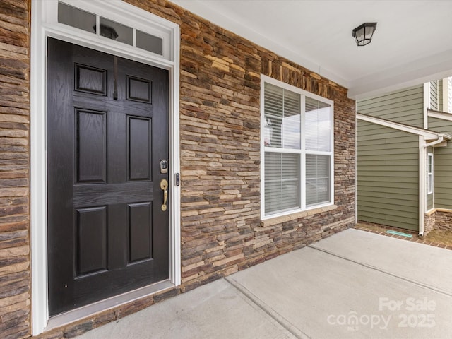 doorway to property with covered porch