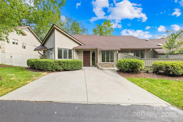 single story home featuring a front yard