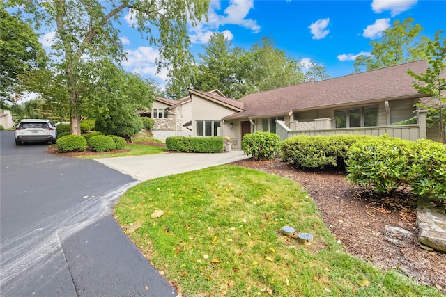 view of front of property featuring a front lawn