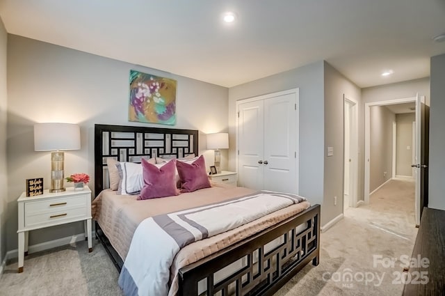 bedroom featuring carpet floors, baseboards, a closet, and recessed lighting