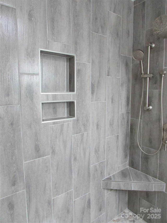 bathroom featuring tiled shower