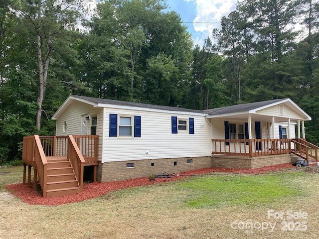 view of front of home with covered porch and a front lawn