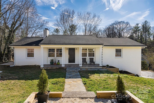 single story home featuring a porch and a front lawn