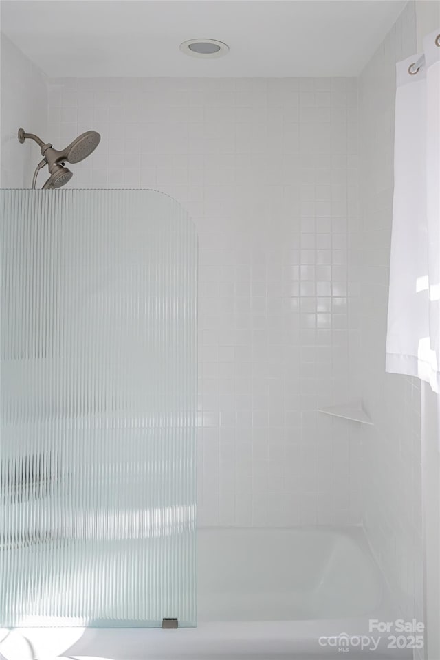 bathroom featuring tiled shower / bath