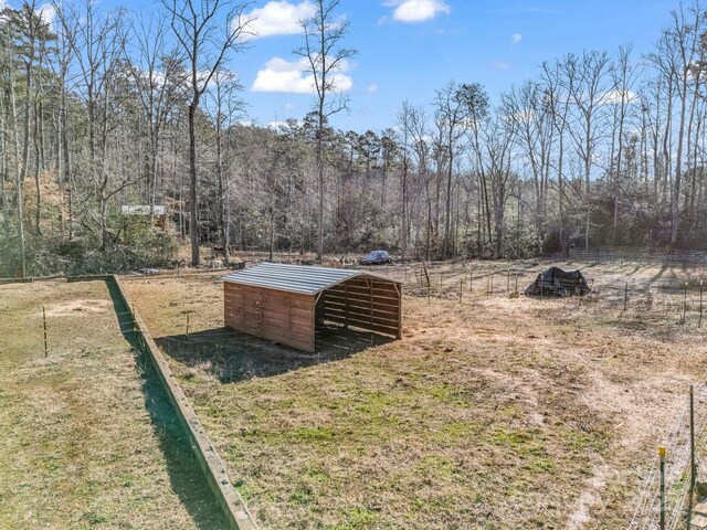 view of yard with an outbuilding