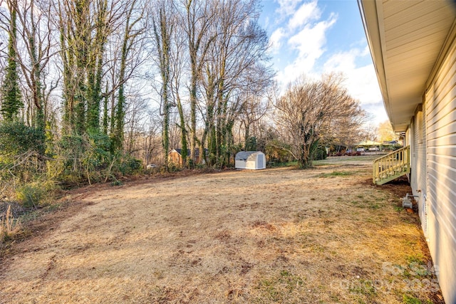 view of yard featuring a storage shed