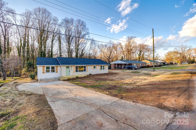 ranch-style home featuring a front lawn