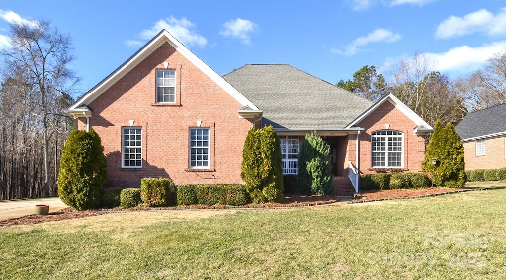 front of property featuring a front yard