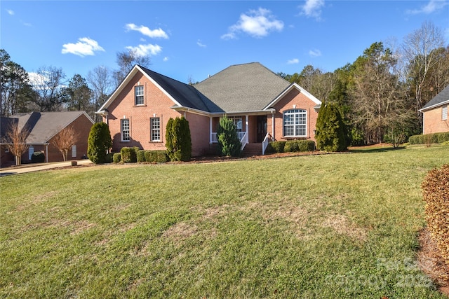 view of front of property featuring a front yard