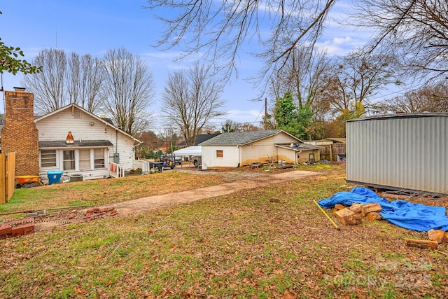 view of yard featuring an outdoor structure