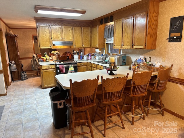 kitchen featuring ornamental molding, light tile patterned floors, kitchen peninsula, electric range, and a breakfast bar