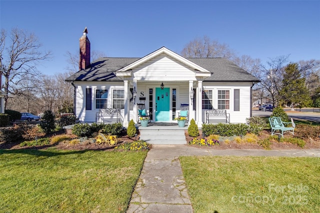 bungalow featuring a front lawn