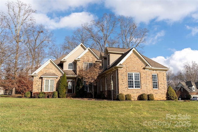 view of front property featuring a front lawn