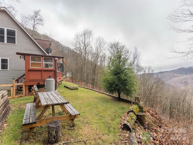 view of yard featuring a mountain view