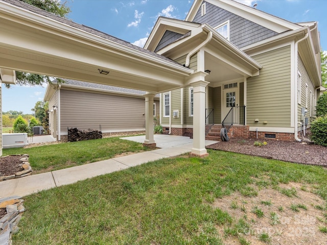 craftsman house with a front lawn