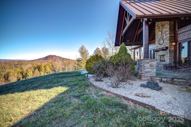 view of yard featuring a mountain view