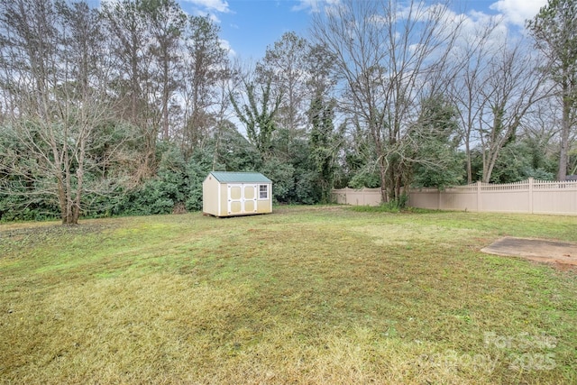 view of yard featuring a storage unit