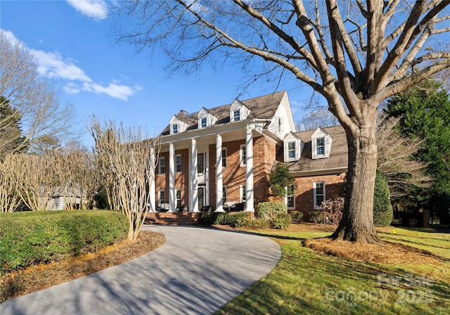 view of front of property featuring a porch and a front yard