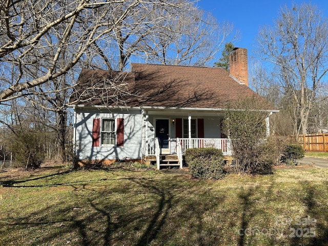 view of front facade with a front lawn and covered porch