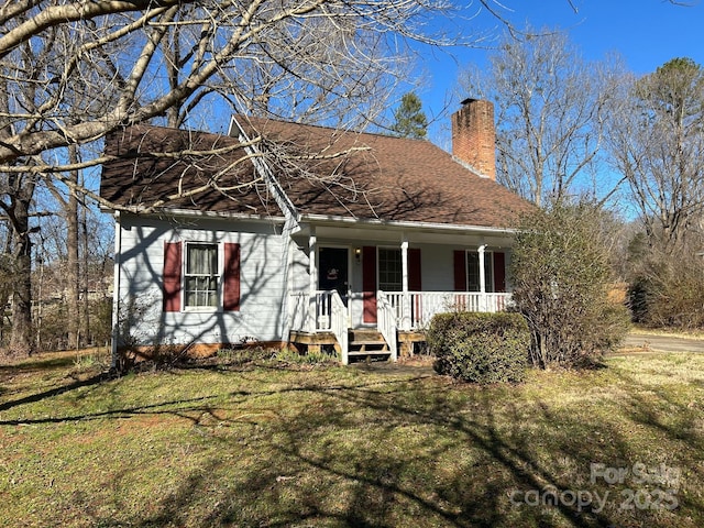 view of front of house with a front lawn