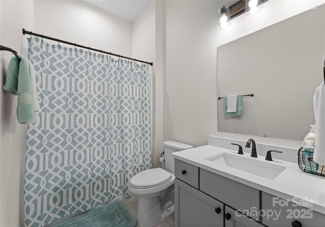 bathroom with a shower with curtain, vanity, and toilet