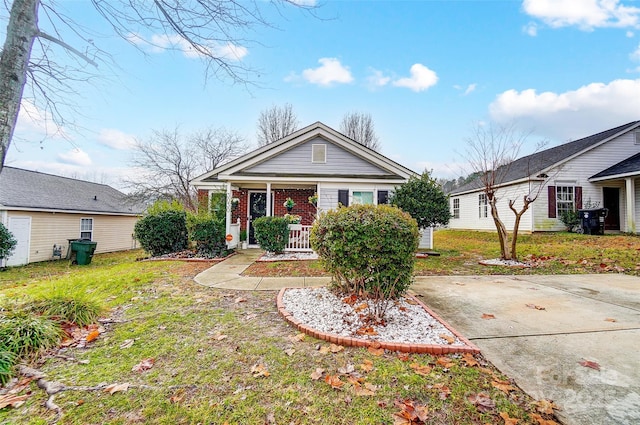 view of front of house featuring a porch and a front yard