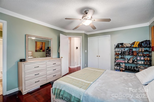 bedroom with ceiling fan, a textured ceiling, and ornamental molding