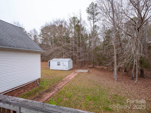 view of yard with a storage unit