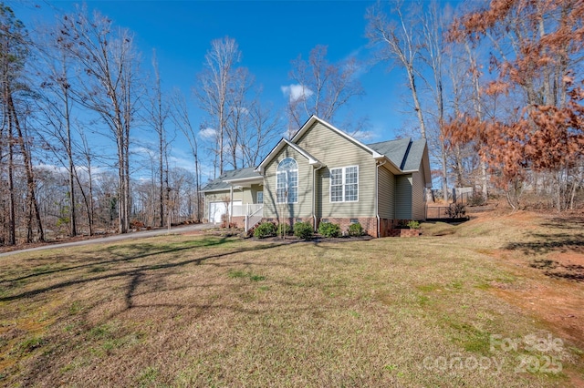 view of front of property featuring covered porch and a front yard