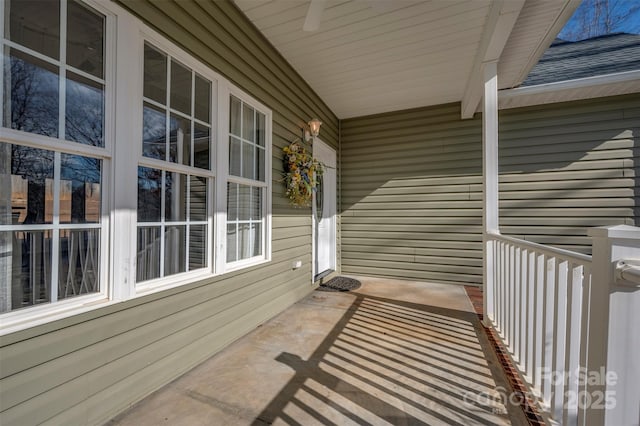 balcony featuring covered porch and ceiling fan