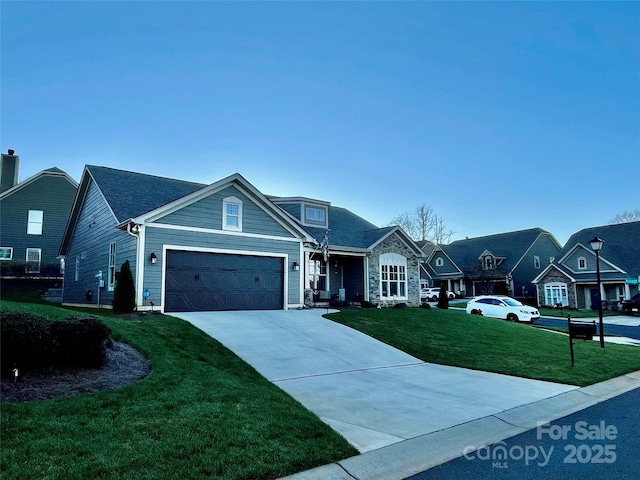 view of front facade featuring a front lawn and a garage