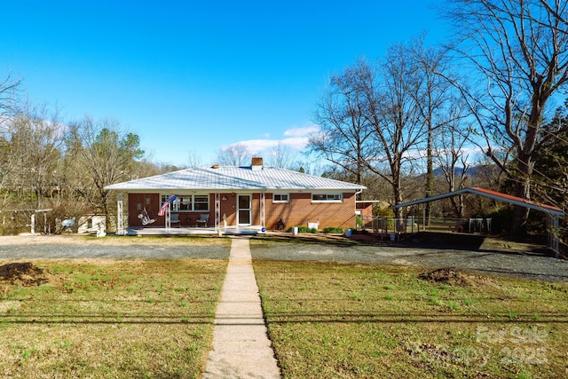 view of front facade featuring a front yard, a porch, and a carport