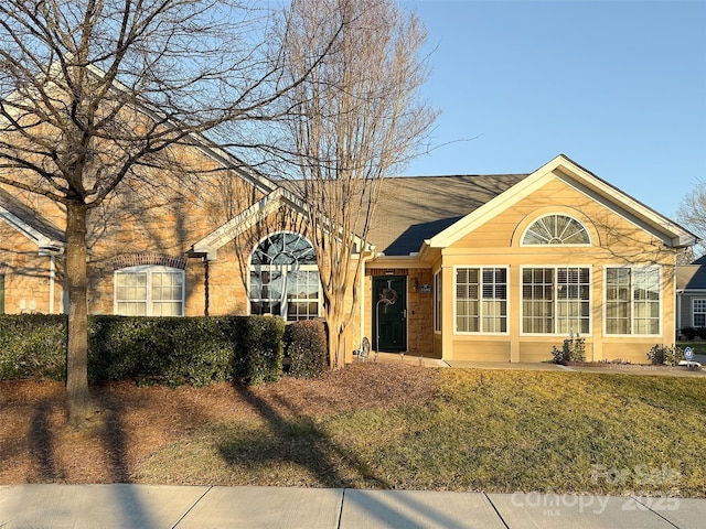 view of front of home featuring a front yard