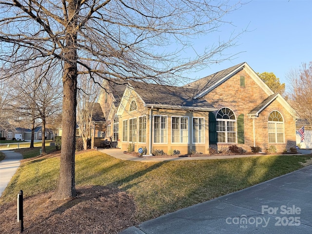 view of front of home featuring a front yard