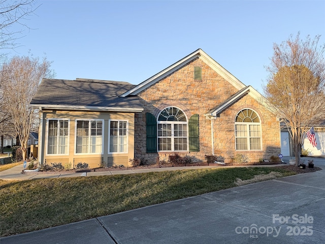 view of front of home featuring a front lawn