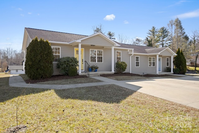 single story home featuring a porch and a front lawn