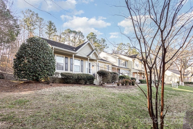 view of front of house featuring a front lawn