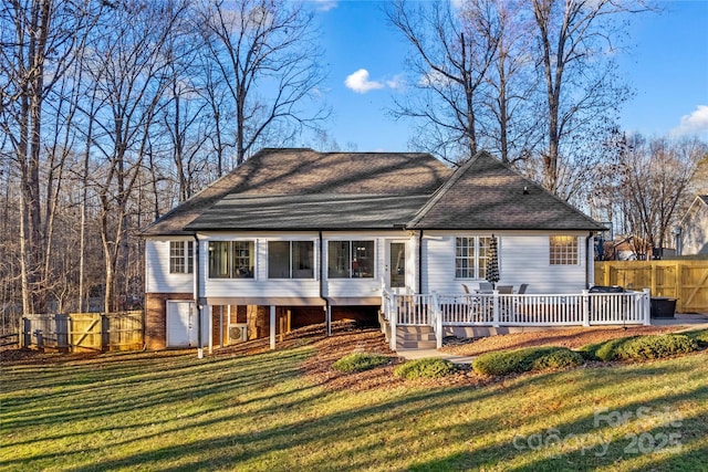 view of front of home featuring a front lawn