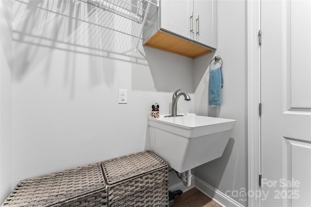 bathroom featuring sink